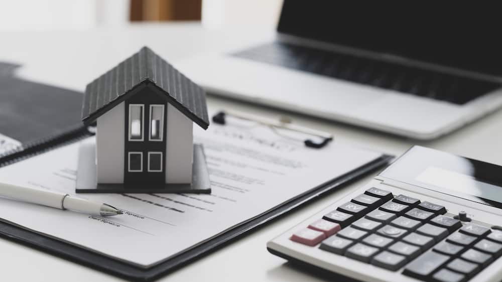 What is a real estate broker salary